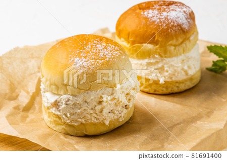 Maritozzo Italian cream sandwich sweets (Maritozzo) 81691400