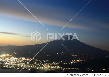 黎明時分的富士山 81692007