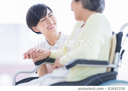 護理圖像高級婦女和照顧者的肖像 81692358