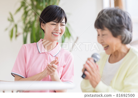 Nursing care scene Recreation Karaoke Senior women and caregivers singing enthusiastically with a microphone Nursing care scene Recreation Karaoke Senior women and caregivers singing enthusiastically with a microphone 81692500