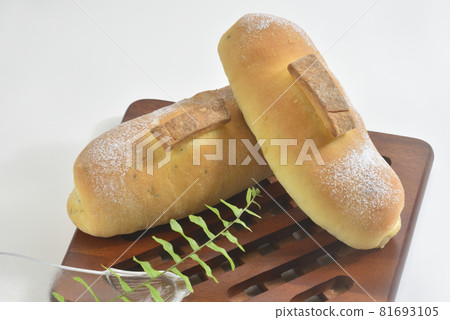 freshly baked bread 81693105