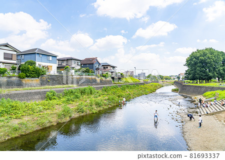 清靜的住宅區旁流淌的清流 清靜的住宅區旁流淌的清流 81693337
