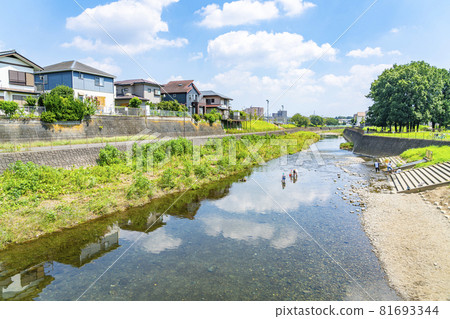 清靜的住宅區旁流淌的清流 清靜的住宅區旁流淌的清流 81693344