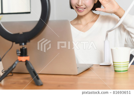 Young female YouTuber (distributor / river) who delivers live with a smile 81693651