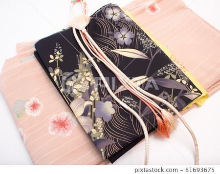 A set of Japanese casual kimono (kimono, obi, obiage, obi string), with cherry blossom pattern: polyester, not silk, that can be used even if it gets wet 81693675