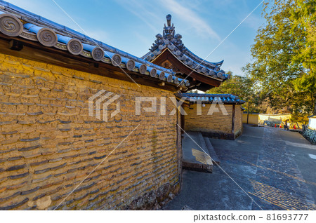 奈良觀光,二月堂後方的中州院瓷磚牆和石頭路面,12 月,日本 奈良觀光,二月堂後方的中州院瓷磚牆和石頭路面,12 月,日本 81693777