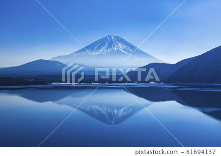 山梨縣身延町本棲湖的倒立富士山 81694137