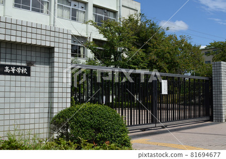 學校大門已關閉。 81694677