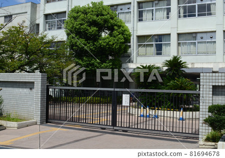 The school gates are closed. The school gates are closed. 81694678