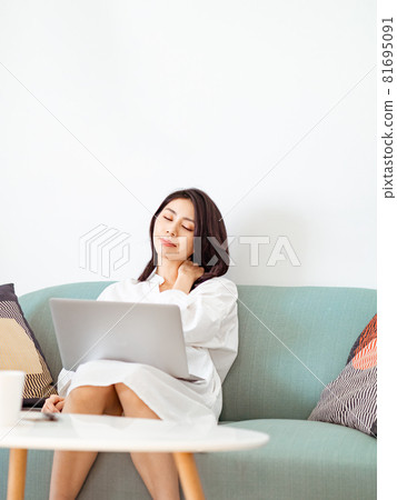 亞裔年輕的女性在使用筆記型電腦時感覺身體不舒服 81695091