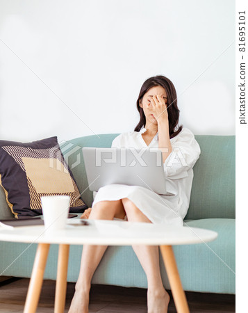 亞裔年輕的女性在使用筆記型電腦時感覺身體不舒服 81695101