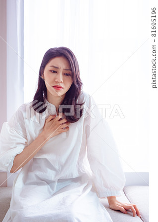 Asian young woman feeling uncomfortable using laptop 81695196