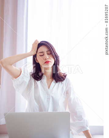 Asian young woman feeling uncomfortable using laptop Asian young woman feeling uncomfortable using laptop 81695207