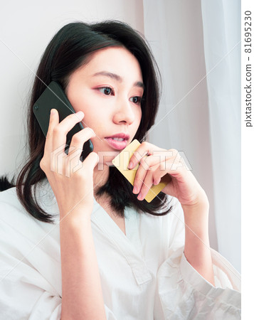亞洲最美麗的女人可以使用書寫電子設備進行線上購物,使用信用卡進行電子支付。 亞洲最美麗的女人可以使用書寫電子設備進行線上購物,使用信用卡進行電子支付。 81695230