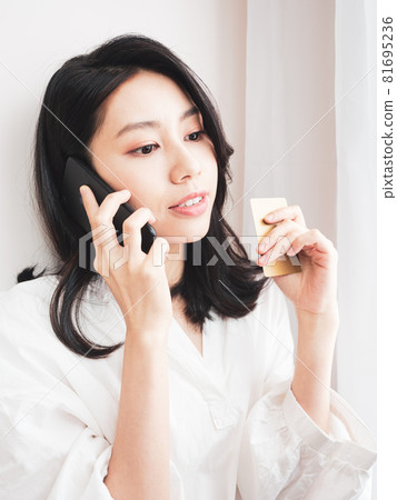 亞洲最美麗的女人可以使用書寫電子設備進行線上購物,使用信用卡進行電子支付。 亞洲最美麗的女人可以使用書寫電子設備進行線上購物,使用信用卡進行電子支付。 81695236