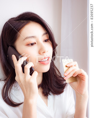 亞洲最美麗的女人可以使用書寫電子設備進行線上購物，使用信用卡進行電子支付。 81695237
