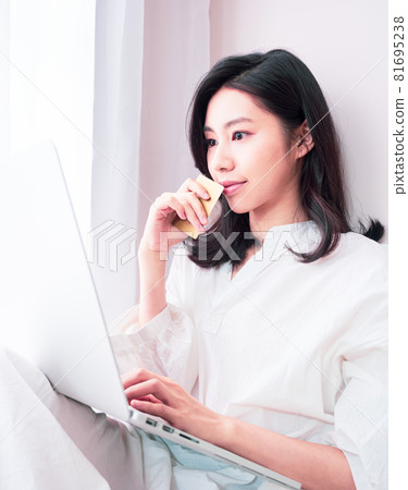 亞洲最美麗的女人可以使用書寫電子設備進行線上購物,使用信用卡進行電子支付。 亞洲最美麗的女人可以使用書寫電子設備進行線上購物,使用信用卡進行電子支付。 81695238