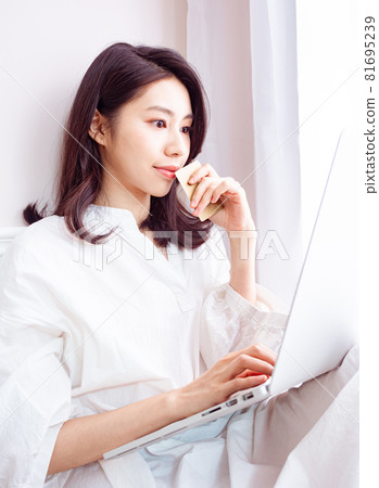 亞洲最美麗的女人可以使用書寫電子設備進行線上購物,使用信用卡進行電子支付。 亞洲最美麗的女人可以使用書寫電子設備進行線上購物,使用信用卡進行電子支付。 81695239
