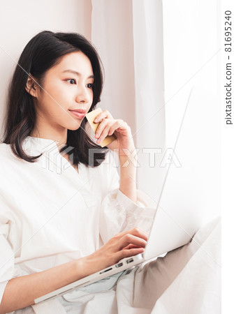 亞洲最美麗的女人可以使用書寫電子設備進行線上購物,使用信用卡進行電子支付。 亞洲最美麗的女人可以使用書寫電子設備進行線上購物,使用信用卡進行電子支付。 81695240