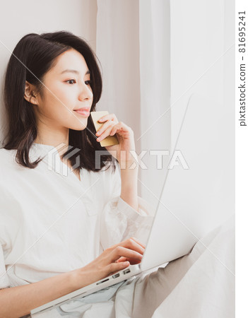亞洲最美麗的女人可以使用書寫電子設備進行線上購物，使用信用卡進行電子支付。 81695241
