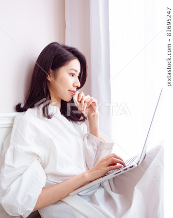 亞洲年輕美女使用筆記型電腦在網上購物並使用信用卡來電子支付。 81695247