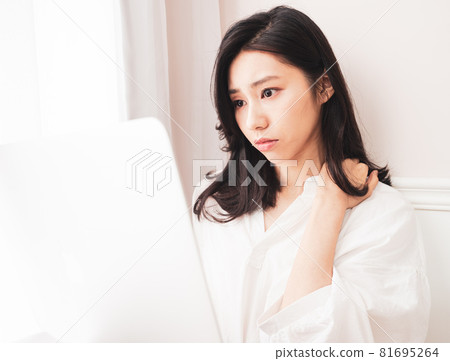 亞洲年輕女性使用筆記本電腦時感覺肩部疼痛 亞洲年輕女性使用筆記本電腦時感覺肩部疼痛 81695264