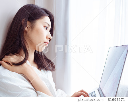 亞洲年輕女性使用筆記本電腦時感覺肩部疼痛 81695271