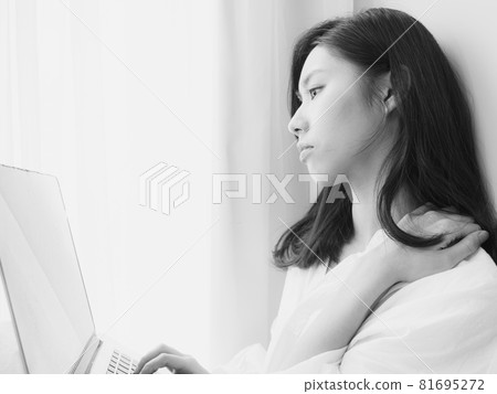 亞洲年輕女性使用筆記本電腦時感覺肩部疼痛 81695272
