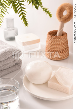 帶有潤膚霜的浴室場景 81695527