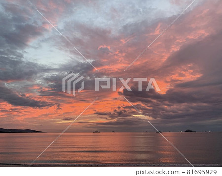 天空中漂浮著灰色的雲朵,被夕陽染紅了 天空中漂浮著灰色的雲朵,被夕陽染紅了 81695929