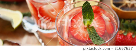 Refreshing cocktails with strawberries, herbs and ice 81697637