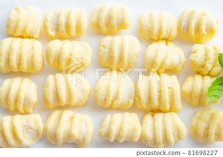 有很多馬鈴薯的麵疙瘩 81698227