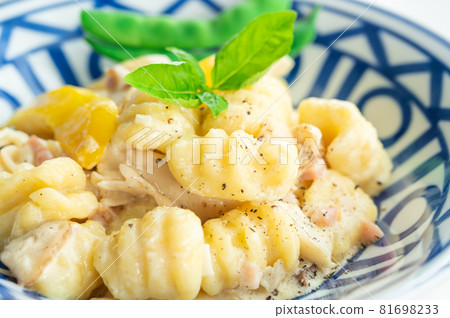 Potato gnocchi with white sauce 81698233