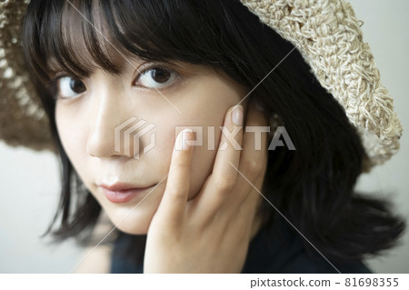 一個戴著草帽的女人的肖像 一個戴著草帽的女人的肖像 81698355