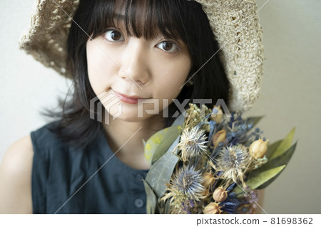 一個戴著草帽的女人的肖像 一個戴著草帽的女人的肖像 81698362