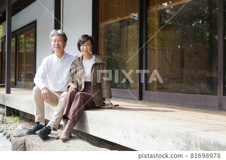 老年夫婦旅行 一對好夫婦談論門廊上的回憶 老年夫婦旅行 一對好夫婦談論門廊上的回憶 81698978