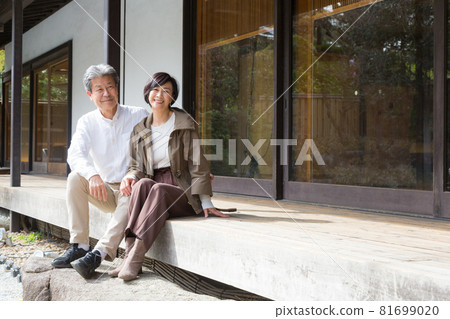 老年夫婦旅行 一對好夫婦談論門廊上的回憶 老年夫婦旅行 一對好夫婦談論門廊上的回憶 81699020