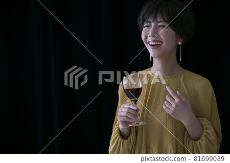 有酒杯的一名婦女 有酒杯的一名婦女 81699089