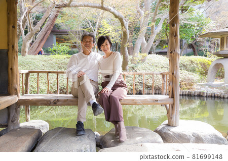 老年情侶之旅 一對聊回憶的好夫妻 老年情侶之旅 一對聊回憶的好夫妻 81699148