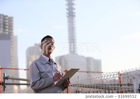 制服時鐘、上班族、新員工、工人、企業、戶外、年輕人、建築、電暈、銷售複製空間 制服時鐘、上班族、新員工、工人、企業、戶外、年輕人、建築、電暈、銷售複製空間 81699552