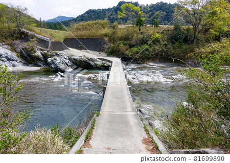 Kahada Gorge from the submerged bridge over the Kushida River (Matsusaka City, Mie Prefecture) 81699890