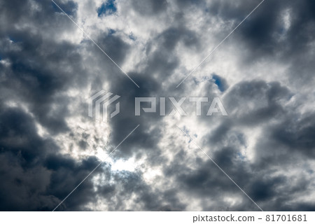 多雲，有時是晴天 81701681