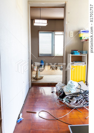The messy entrance of the house while organizing the relics The messy entrance of the house while organizing the relics 81701757
