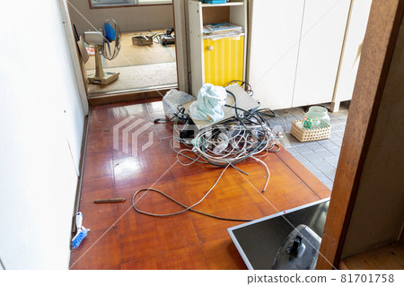 The messy entrance of the house while organizing the relics The messy entrance of the house while organizing the relics 81701758