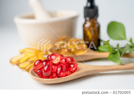 Alternative medicine herbal organic capsule with vitamin E omega 3 fish oil, mineral, drug with herbs leaf natural supplements for healthy good life. Alternative medicine herbal organic capsule with vitamin E omega 3 fish oil, mineral, drug with herbs leaf natural supplements for healthy good life. 81702005