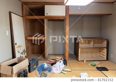 Inside the Japanese-style room of an old house that has been cleaned up while organizing the relics 81702152