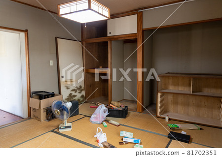 A Japanese-style room that has been cleaned up while organizing relics 81702351