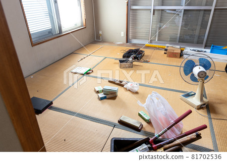 A Japanese-style room that has been cleaned up while organizing relics 81702536