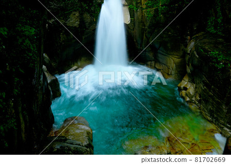 The spectacular Ryujin Falls, with its beautifully colored water and deep pool, at Yumori Park The spectacular Ryujin Falls, with its beautifully colored water and deep pool, at Yumori Park 81702669