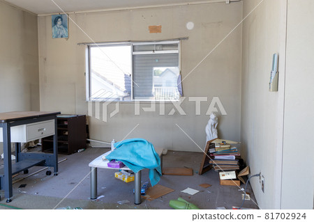 Western-style room that has been cleaned up while organizing relics 81702924